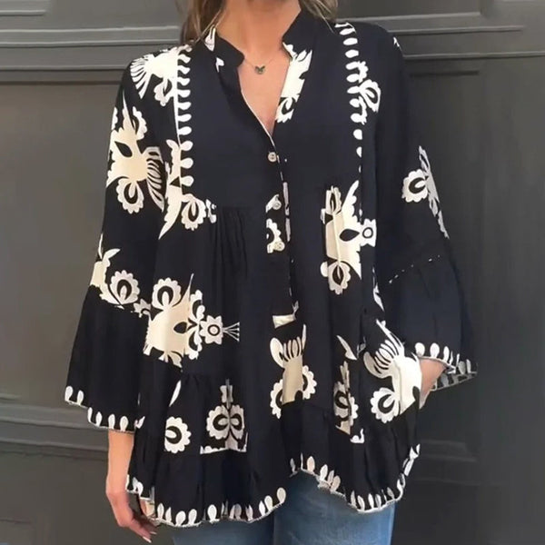 Zwart-witte boho blouse met bloemenprint, wijde mouwen en knoopsluiting. Trendy damesmode, casual stijl, perfect voor lente en zomer.