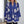 Blauwe boho blouse met witte bloemenprint, lange mouwen en knoopsluiting, gedragen door vrouw in moderne woonkamer. Trendy damesmode.