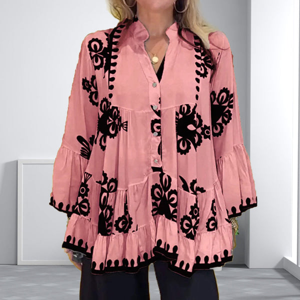 Roze blouse met zwarte bloemenprint, wijde mouwen en knoopsluiting, gedragen door vrouw. Modieuze dameskleding, bohemian stijl.