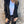Vrouw in zwarte blazer en witte top tegen betonnen muur, casual mode, stijlvolle dameskleding, trendy outfit, moderne look, herfstmode.