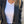 Vrouw in zwarte blazer en witte top, close-up. Modieuze dameskleding, casual chic stijl, perfect voor zakelijke en informele gelegenheden.