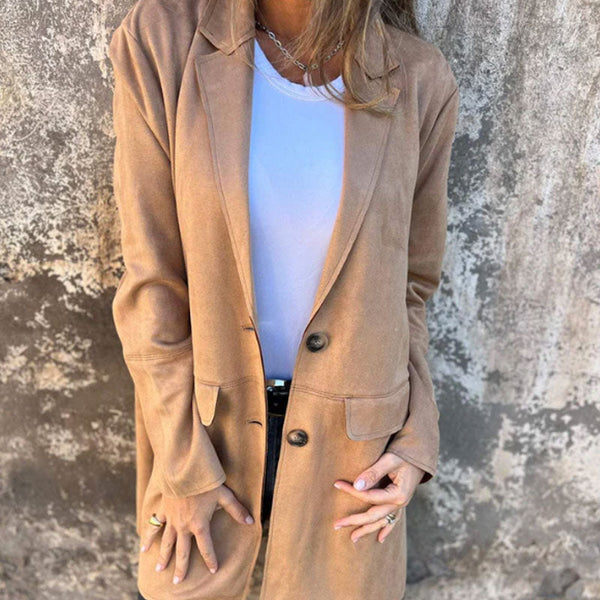 Vrouw draagt stijlvolle beige blazerjas, perfect voor herfstmode. Elegante dameskleding, casual chic look, ideaal voor modetrends 2023.