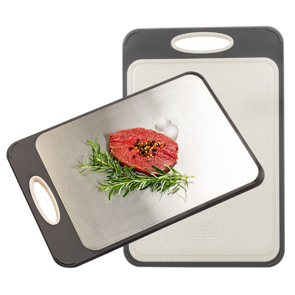 Twee snijplanken met handvatten, één met roestvrijstalen oppervlak en rauw vlees met rozemarijn. Ideaal voor keukenaccessoires en voedselbereiding.