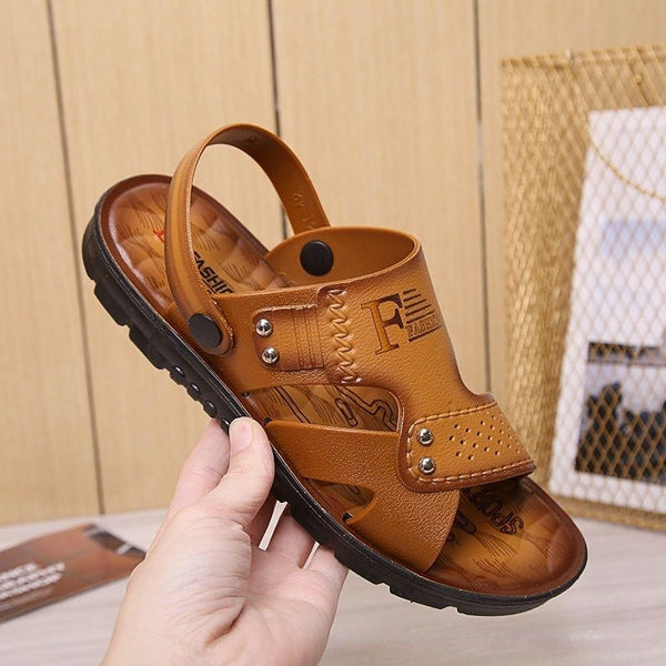 Bruine leren herensandaal met verstelbare band en antislipzool, ideaal voor zomerse casual outfits. Comfortabele en stijlvolle sandalen.