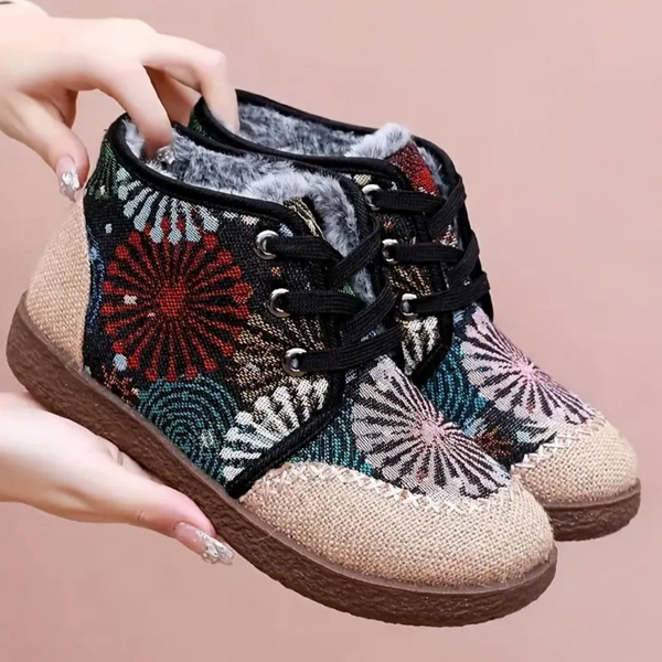 Handgemaakte dameslaarzen met kleurrijk bloemenpatroon, warme voering en stevige zool. Perfect voor wintermode en casual outfits.
