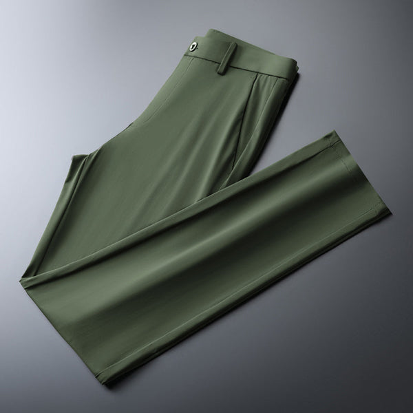 Olijfgroene herenbroek, slank model, gemaakt van ijszijde. Ideaal voor de zomer, biedt comfort en stijl. Perfecte keuze voor casual gelegenheden.