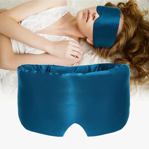 Vrouw met zijden slaapmasker, liggend op bed. Luxe blauwe zijden oogmasker voor betere slaap en ontspanning. Ideaal voor reizen en thuisgebruik.