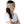 Vrouw draagt een zijden slaapmasker in beige, ideaal voor ontspanning en betere slaap. Comfortabel en stijlvol accessoire voor nachtrust.