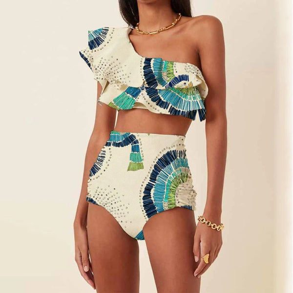 Vrouw in stijlvolle, asymmetrische bikini met kleurrijk patroon, hoge taille en ruches. Perfect voor strandmode en zomerse trends.