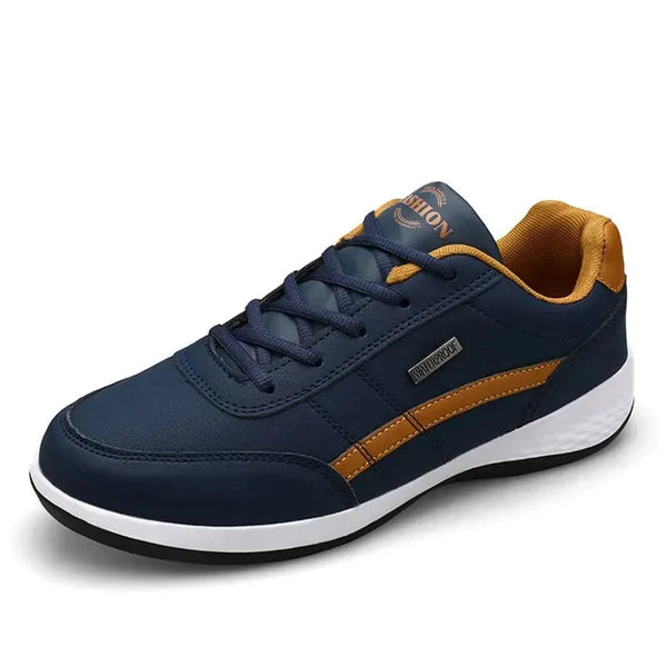 Blauwe herensneaker met oranje accenten, comfortabele sportieve schoen, ademend materiaal, casual stijl, geschikt voor dagelijks gebruik.