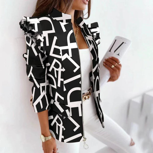 Vrouw in modieuze zwart-witte grafische jas met ruches, lange mouwen en rits, gecombineerd met witte broek. Trendy damesmode lente/herfst 2022.