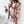 Vrouw in casual geruite jas met ruches, lange mouwen, kaki en roze tinten, lente-herfst mode 2022. Trendy dameskleding, ritsdetails.