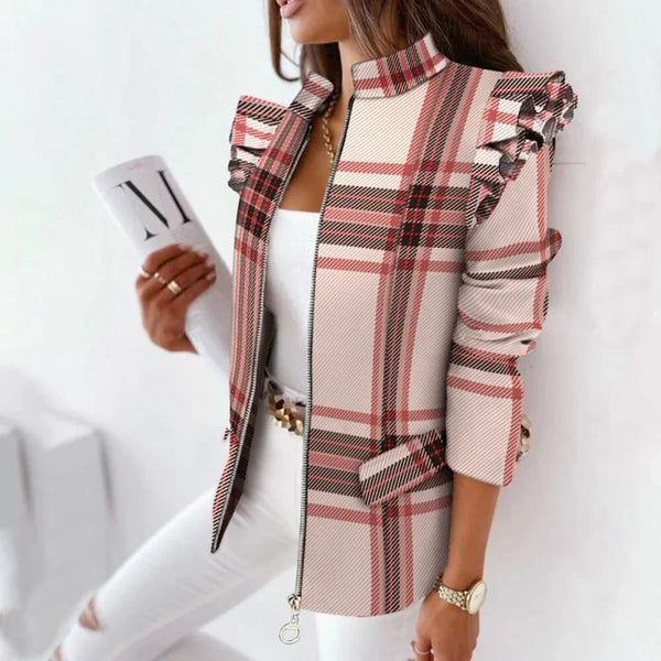 Vrouw in casual geruite jas met ruches, lange mouwen, kaki en roze tinten, lente-herfst mode 2022. Trendy dameskleding, ritsdetails.