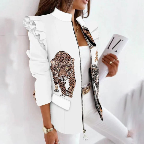 Vrouw in witte jas met luipaardprint en ruches, draagt tijdschrift. Modieuze dameskleding, lente/herfst stijl, lange mouwen, casual chic.