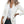 Vrouw in witte blazer met opgerolde mouwen, witte top, zwarte broek en bruine riem. Stijlvolle casual outfit, mode, dameskleding.