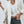 Vrouw in stijlvolle witte blazer, witte top en grijze jeans, draagt een beige tas. Mode, dameskleding, casual chic outfit.