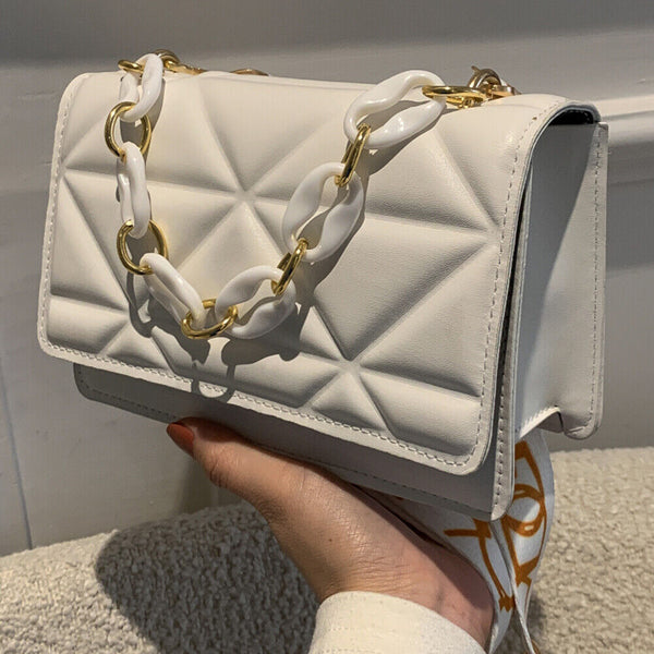 Witte leren handtas met gouden en witte ketting, geometrisch patroon. Luxe damesaccessoire, modieuze schoudertas voor dagelijks gebruik.