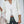 Vrouw in witte blazer met beige handtas, casual chique outfit, mode voorjaarslook, stijlvolle kleding, trendy damesmode, elegante stijl.