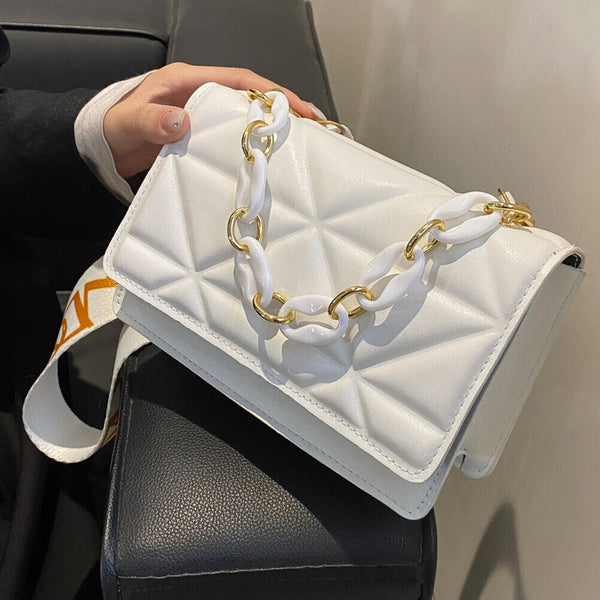 Witte leren handtas met gouden en witte ketting, gewatteerd patroon, trendy damesmodeaccessoire, luxe uitstraling, stijlvolle schoudertas.