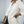 Vrouw in stijlvolle witte blazer, casual chic look, mode voor dames, elegante kleding, trendy outfit, moderne zakelijke stijl.