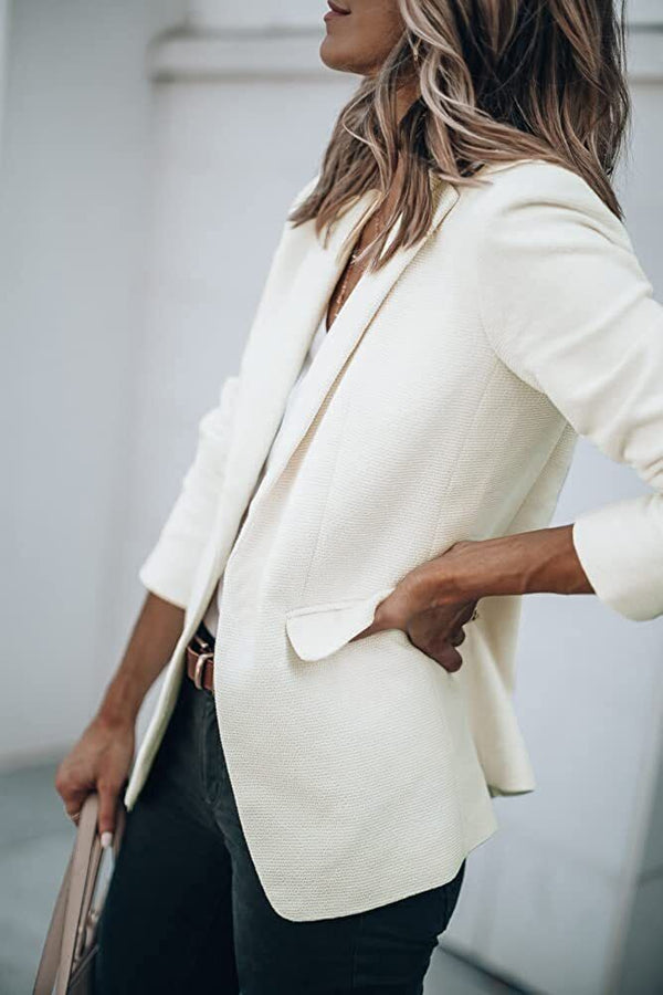 Vrouw in stijlvolle witte blazer, casual chic look, mode voor dames, elegante kleding, trendy outfit, moderne zakelijke stijl.