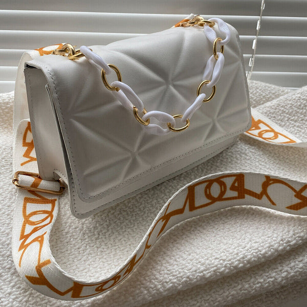 Witte handtas met gouden ketting en verstelbare schouderriem, geometrisch patroon, trendy damesmodeaccessoire, perfect voor dagelijks gebruik.