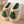 Pluche pantoffels met kerstboomontwerp, beige en groen, zachte voering, antislip zool, perfect voor winterse gezelligheid en cadeau-ideeën.