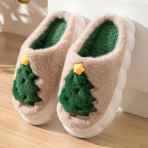 Pluche pantoffels met kerstboomontwerp, beige en groen, zachte voering, antislip zool, perfect voor winterse gezelligheid en cadeau-ideeën.