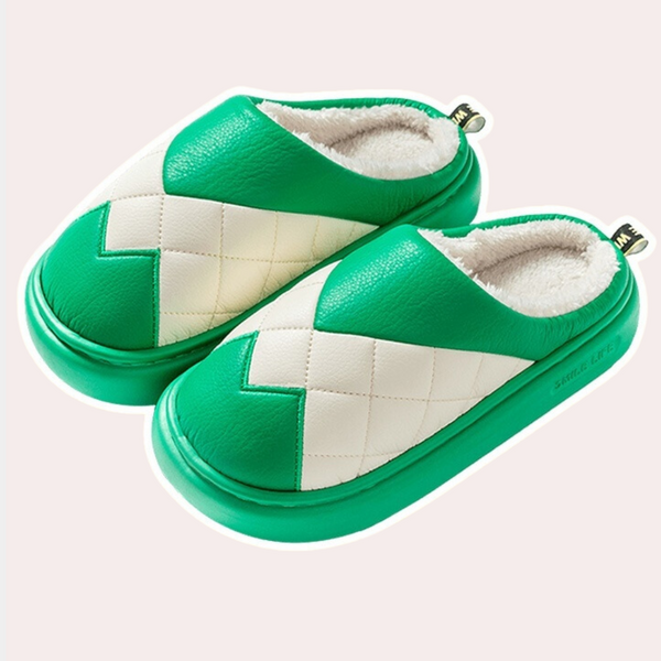 Groene en witte pantoffels met gewatteerd ontwerp, warme voering en antislipzool. Perfect voor thuiscomfort en stijl. Unisex sloffen.