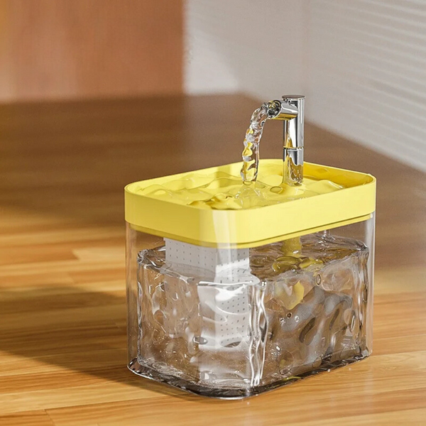 Transparante waterdispenser met gele deksel op houten tafel, stromend water uit kraan. Ideaal voor keuken, kantoor, duurzaam en stijlvol ontwerp.