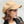 Vrouw met beige pet, zijaanzicht. Modieuze damespet, herfstaccessoire, casual stijl. Perfect voor trendy herfst- en winteroutfits.
