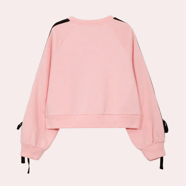 Roze damestrui met zwarte schouderstrepen en strikdetails aan de mouwen, casual mode, comfortabele pasvorm, trendy kleding voor dagelijks gebruik.