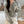 Grijze damestrui met witte strepen en strikdetails op de mouwen, casual mode, comfortabele kleding, trendy outfit voor dagelijks gebruik.
