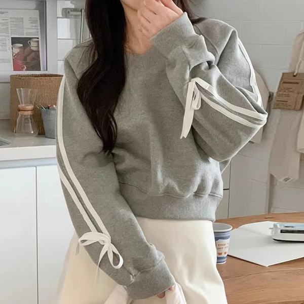 Grijze damestrui met witte strepen en strikdetails op de mouwen, casual mode, comfortabele kleding, trendy outfit voor dagelijks gebruik.